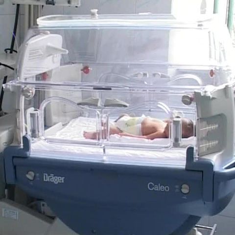 Din cauza lipsei banilor, tot mai multe mame îşi abandonează copiii 