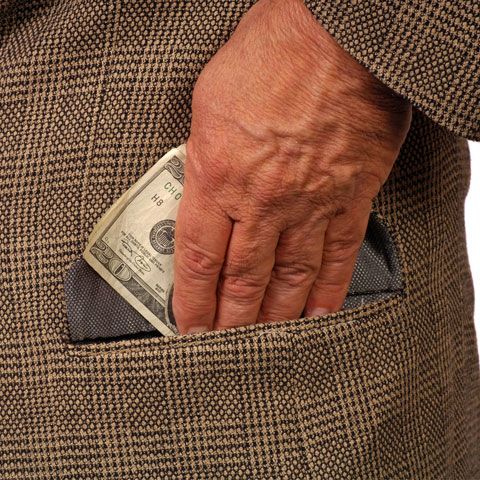 Şeful Comisiei de examinare a persoanelor cu handicap din Gorj a fost prins luând mită