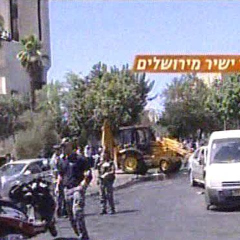 Ierusalim: Şoferul unui buldozer a lovit o maşină de poliţie şi un autobuz