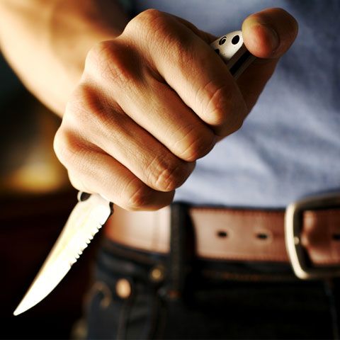 Elev de clasa a X-a din Arad, cercetat penal pentru că a ameninţat cu cuţitul un agent de pază