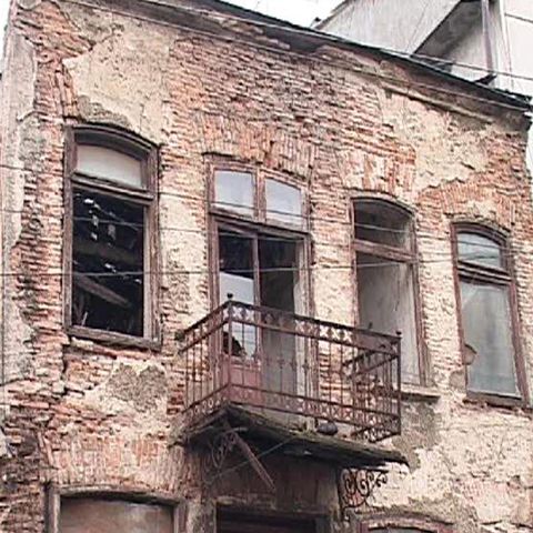 Peste 120 de clădiri riscă să se prăbuşească la un cutremur major 