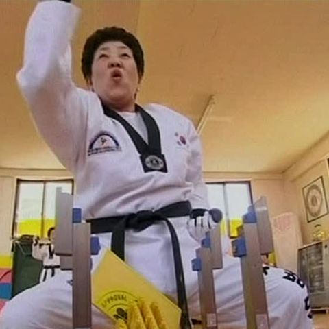 Un grup de bunicuţe din Coreea de Sud învaţă taekwondo 