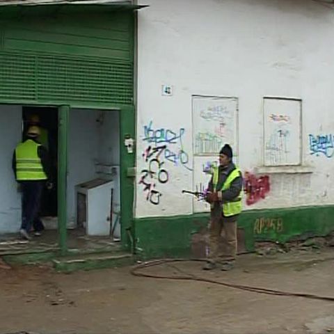 Mai multe familii au protestat faţă de demolarea unei case aflate pe traseul pasajului Basarab