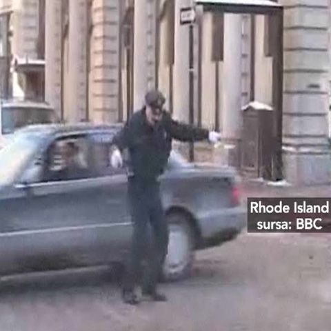 Un poliţist american dirijează circulaţia cu mişcări de break-dance