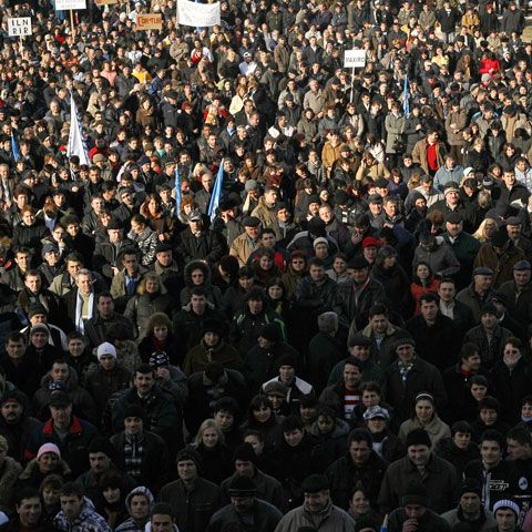 Sindicatele din educaţie, sănătate şi funcţionarii publici discută cu reprezentanţii Ministerului Muncii despre tăierea sporurilor