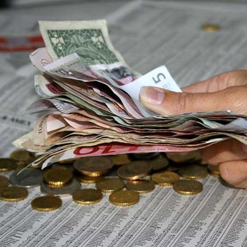 Leul s-a depreciat cu peste un ban la cursul de referinţă al BNR