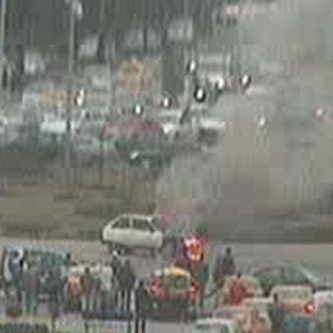 O maşină a ars în faţa casei Presei Libere