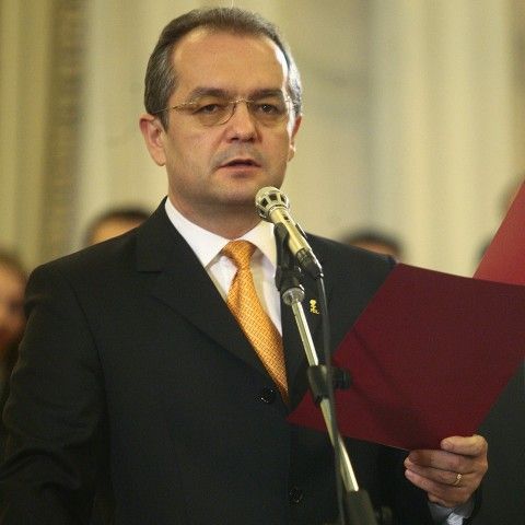 Guvernul ar putea desfiinţa între 15 şi 22% din funcţiile de conducere ale aparatului central de stat