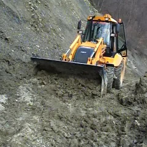 Mai multe drumuri din Vrancea au fost distruse, din cauza ploilor abundente