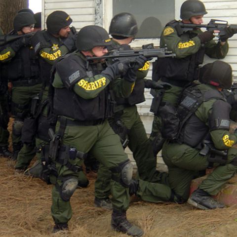 Suspectul unei crimei multiple s-a sinucis în baie 