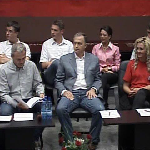 Mircea Geoană a dansat alături de tinerii social-democraţi la Geoagiu Băi