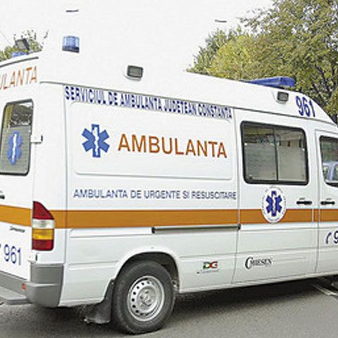 Un şofer beat a lovit o ambulanţă care circula cu girofarul pornit