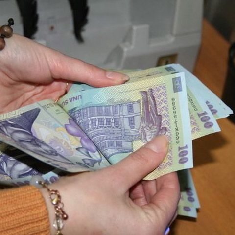 Salariul mediu al românilor a scăzut cu aproape 10% în luna ianuarie, faţă de luna precedentă