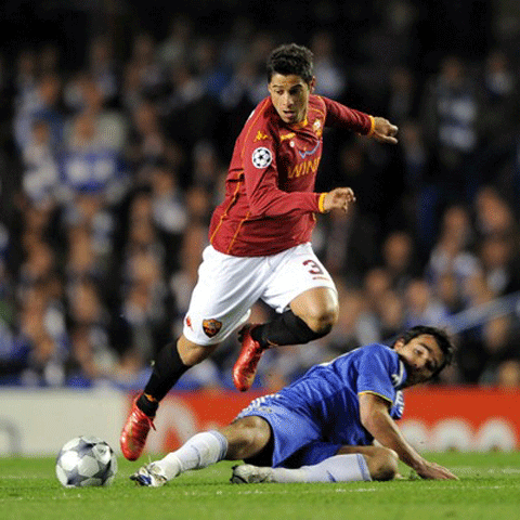 Italia - Cicinho va fi operat la genunchi şi va fi indisponibil în jur de şase luni