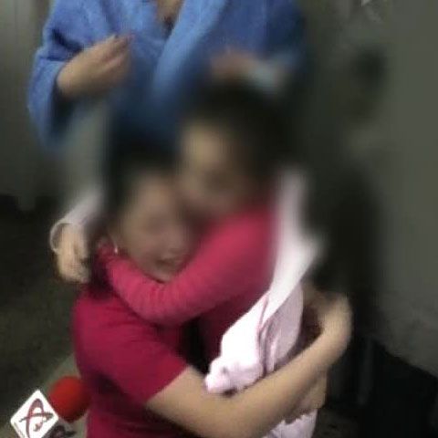 O fetiţă de 6 ani din Bacău şi-a prins mâna într-un automat de dulciuri