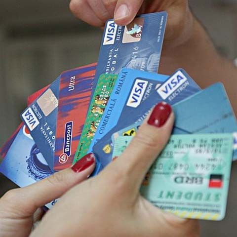 Cardul, mai avantajos decât împrumutul de nevoi