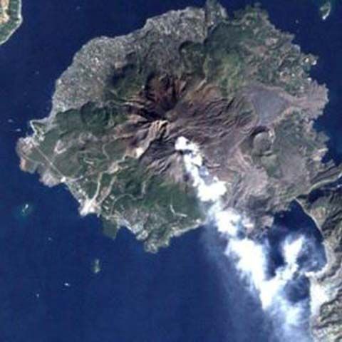 Erupţia unui vulcan din Japonia a fost filmată - VEZI GALERIE FOTO