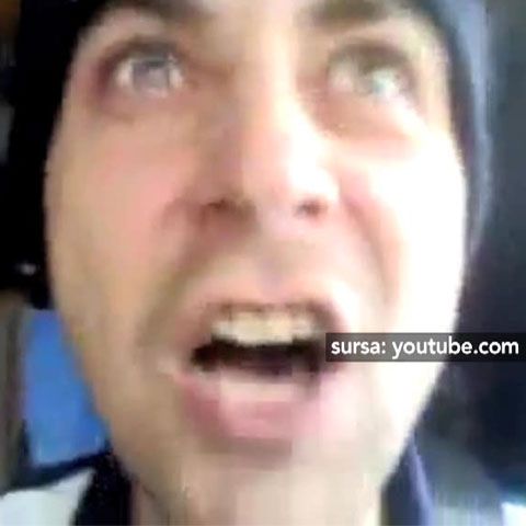 Istoria se repetă: Un şofer cântă şi trăieşte muzica la maxim, la volan. VEZI VIDEO