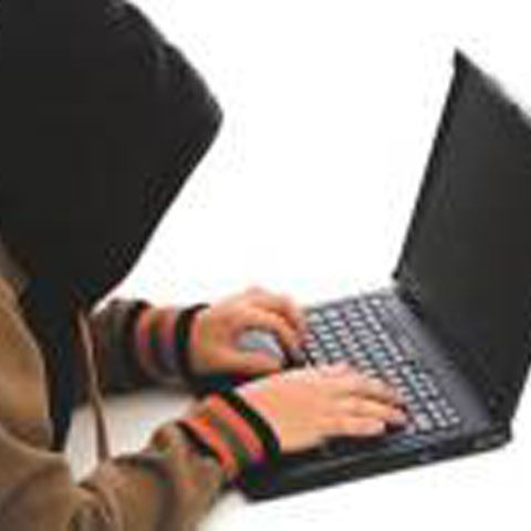 Poliţiştii nemţeni au reţinut doi tineri pentru criminalitate informatică