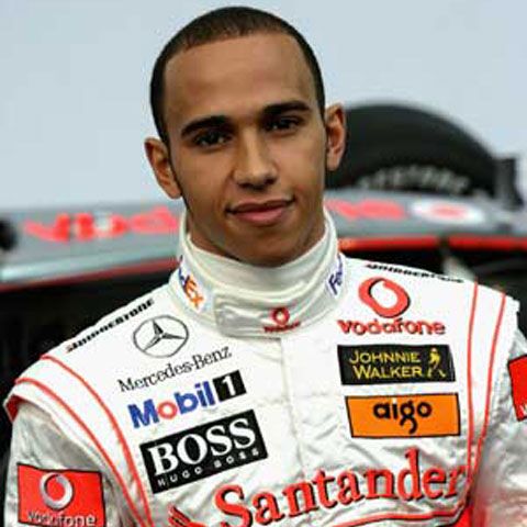 Formula 1: Campionul mondial Lewis Hamilton, decorat de Regina Marii Britanii