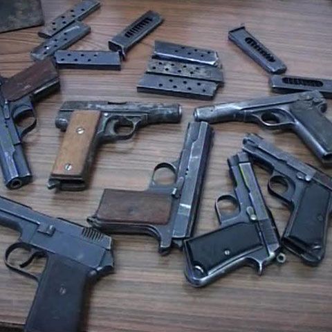 Mai multe pistoale, în stare de funcţionare au fost găsite în zidul unei case