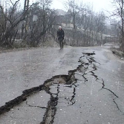 O porţiune din DN 712 A s-a rupt din cauza unei alunecări de teren