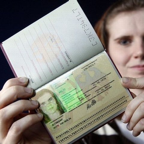 Senatorii au amânat pentru luni votul final la paşapoartele electronice