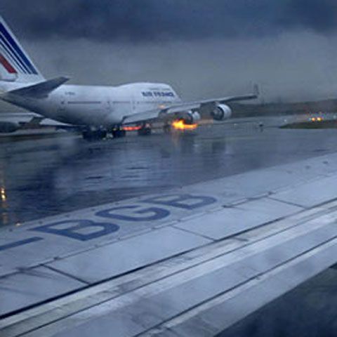 Deputaţii UDMR şi PNL se plâng că sunt lăsaţi în ploaie la aeroport