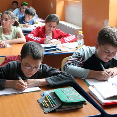 Un manual de biologie de liceu, dedicat "proslăvirii numelui lui Dumnezeu", îl pune la zid pe Darwin