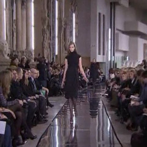 Creatorul Valentino şi-a prezentat noua colecţie la Paris