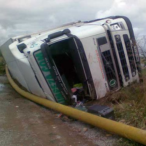 Un tir s-a răsturnat pe DJ 151D, în judeţul Mureş 