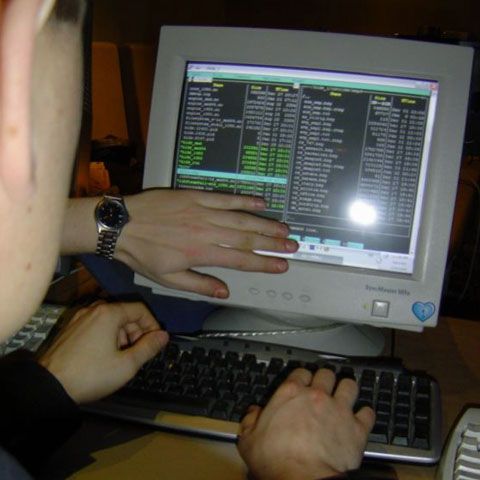 Două persoane învinuite în dosarul clonării site-urilor bancare, arestate preventiv