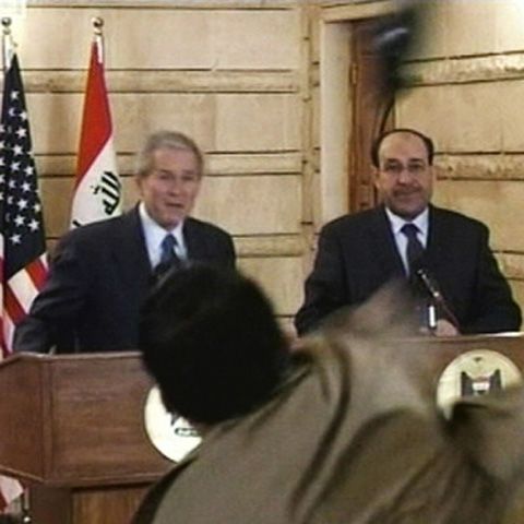 Jurnalistul care a aruncat cu pantofii în Bush a fost condamnat la 3 ani de închisoare