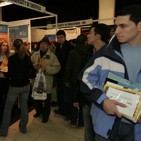 Studenţii români pot câştiga burse de 6.000 de euro la universităţi din străinătate