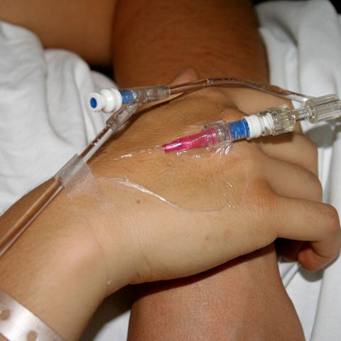 Rudele tinerei paralizate în urma unui accident de circulaţie au deschis un cont bancar pentru cei care vor să o ajute