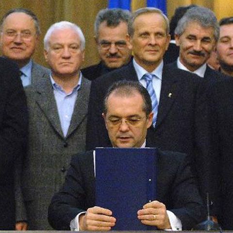 Contre în Coaliţie: Mircea Geoană i-ar fi reproşat lui Emil Boc că face acordul cu FMI "pe genunchi"