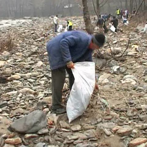 Peste 50 de angajaţi ai SGA Gorj au ecologizat râul Jiu 