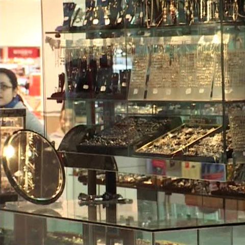 Bijuterii din aur, în valoare de şase milioane de lei, au fost furate dintr-un magazin din Oradea