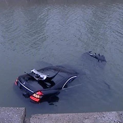  O maşină a plonjat în râul Dâmboviţa, după ce şoferul a încurcat frâna cu acceleraţia