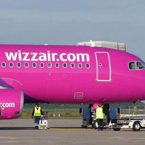 Un avion Wizz Air a aterizat de urgenţă la Timişoara, după ce unui pasager i s-a făcut rău