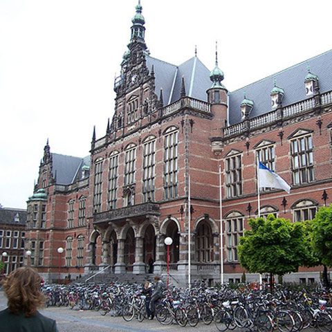 Studenţii români au putut obţine burse de 6.000 de euro la Târgul educaţional