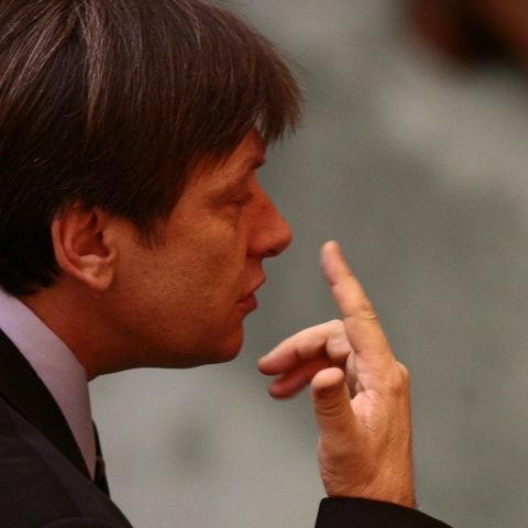 Antonescu a anunţat că are susţinerea a 27 de lideri de filiale ale PNL