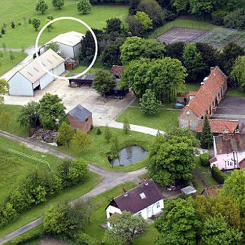 Claudia Schiffer şi-a făcut dressing într-un hambar