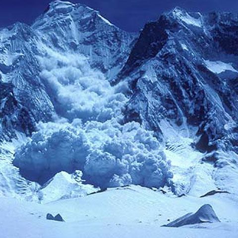 Salvamontiştii avertizează asupra riscului crescut de avalanşă în Făgăraş