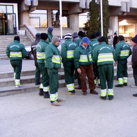 Cursuri de alfabetizare pentru angajaţii de la salubritatea din Sfântu-Gheorghe