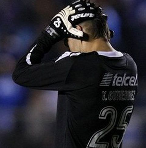 VIDEO /  Portari de coşmar! Un goolkeeper s-a driblat singur şi a uitat unde e mingea