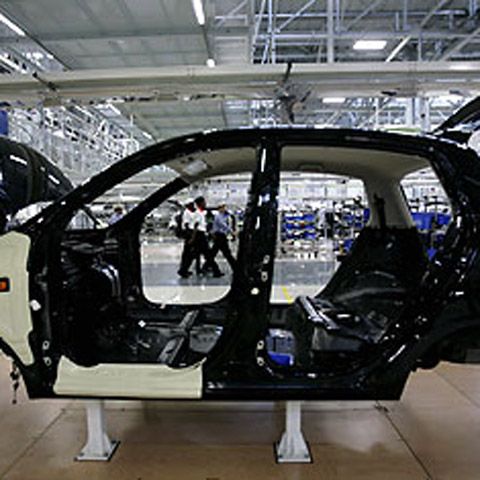 Angajaţii companiei Continental au acuzat conducerea că închide o fabrică care aduce profit