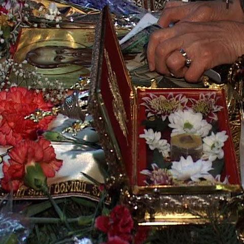 Sute de credincioşi au stat în frig şi ploaie, la Galaţi, ca să atingă moaştele Sfântului Vasile cel Mare