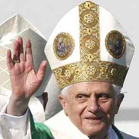 Papa Benedict al XVI-lea a început marţi un turneu în Africa