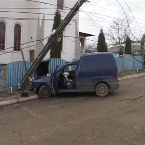 O maşină uitată cu motorul pornit a lovit un stâlp care alimenta un cartier vasluian cu energie electrică